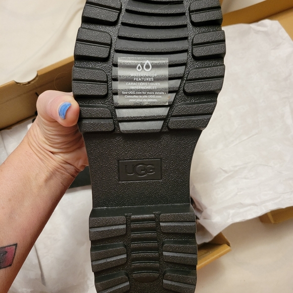 Ugg Ballard Chelsea Boot - Picture 2 of 4